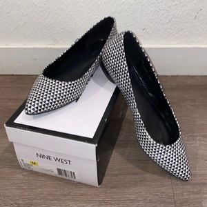 Nine West size 8 black & white pointed toe flat.